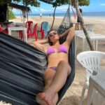 Nathalia Arcuri Instagram - Um dia desses, recebi uma pergunta numa caixinha que era mais ou menos assim: “Nath, você tá viajando tanto, queria ser como você, como faz?” Viajar tem a ver com realizar sonhos. Realizar sonhos tem a ver com transformá-los em metas. Ter metas tem a ver com planejamento. Planejamento tem a ver com autoconhecimento, entender aquilo que é importante pra você e colocar a sua energia a serviço da geração de valor, o valor a serviço da geração de dinheiro e o seu dinheiro pra trabalhar por você. Todas essas forças estão conectadas e os seus desejos só se transformarão em realidade se você repetir esse ciclo por muito tempo, apesar dos obstáculos e da dificuldade que você encontra. E não subestime a dificuldade do jogo de cada um. Como dizer para uma mãe solo que ganha um salário mínimo que ela precisa de planejamento financeiro e que ela deveria poupar se ela quiser realizar seus sonhos? Não é simples assim e tá muito longe de ser. Quando eu criei a Jornada da Desfudência, eu queria que a minha metodologia de transformação financeira fosse replicável para que qualquer pessoa, inclusive aquela mãe solo que tá lutando todos os dias pra sobreviver, e para você que tá aí do outro lado querendo realizar aquela viagem dos sonhos, pagar os estudos ou ter uma aposentadoria tranquila. A jornada transformou a vida de muita gente, mas estava longe do meu sonho inicial de torná-la acessível a milhões de pessoas. Mas assim como tudo, eu sabia que era uma questão de tempo e disciplina pra que esse sonho virasse meta e, então, realidade. E se antes essa era uma meta apenas minha, hoje tem um time inteiro trabalhando pra que isso aconteça. Vem muita coisa nova em 2024. Mas enquanto não chega, você pode baixar o Planner Financeiro que tá lá no link da minha bio, porque 2024 é o ano de planejar e fazer acontecer. Apenas comece. Boipeba