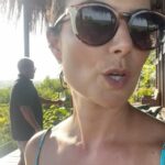 Nathalia Arcuri Instagram - O que tem nessas fotos: conexões e momentos. O algoritmo prioriza os corpos sarados, os estereótipos; é tudo ensaiado e posado, e acabamos perdendo o encanto de compartilhar a vida acontecendo. Sim, eu coloquei uma foto minha, porque o algoritmo vai entregar mais... porém, “recheei” com os momentos e as pessoas que eu quero guardar para mim: ✨O stand-up com o Artur (o cachorro); ✨A Fabi, minha amiga, com quem compartilhei vários momentos, inclusive a virada do ano; ✨O Bill, uma figura de Boipeba; ✨O Chicão, que cuidou do meu carro até o reboque conseguir tirá-lo; ✨Os amigos que fiz enquanto olhava as estrelas, os quais vieram me mostrar os caranguejos no balde. ✨Um drink delicioso com a vista mais linda de Boipeba. A grande bagagem que trazemos de uma viagem não são as selfies. Você verá a sua cara todos os dias, pelo resto da sua vida. Então, veja e fotografe as caras das pessoas que você conhecer e amar pelo caminho. Mesmo que essas caras não sigam viagem com você, agora fazem parte de quem você é. Se você fizer isso, eu garanto que nunca será a mesma pessoa depois de uma viagem. Fez sentido? Marca aqui alguém que precisa ler isso!
