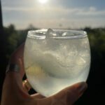 Nathalia Arcuri Instagram - O que tem nessas fotos: conexões e momentos. O algoritmo prioriza os corpos sarados, os estereótipos; é tudo ensaiado e posado, e acabamos perdendo o encanto de compartilhar a vida acontecendo. Sim, eu coloquei uma foto minha, porque o algoritmo vai entregar mais... porém, “recheei” com os momentos e as pessoas que eu quero guardar para mim: ✨O stand-up com o Artur (o cachorro); ✨A Fabi, minha amiga, com quem compartilhei vários momentos, inclusive a virada do ano; ✨O Bill, uma figura de Boipeba; ✨O Chicão, que cuidou do meu carro até o reboque conseguir tirá-lo; ✨Os amigos que fiz enquanto olhava as estrelas, os quais vieram me mostrar os caranguejos no balde. ✨Um drink delicioso com a vista mais linda de Boipeba. A grande bagagem que trazemos de uma viagem não são as selfies. Você verá a sua cara todos os dias, pelo resto da sua vida. Então, veja e fotografe as caras das pessoas que você conhecer e amar pelo caminho. Mesmo que essas caras não sigam viagem com você, agora fazem parte de quem você é. Se você fizer isso, eu garanto que nunca será a mesma pessoa depois de uma viagem. Fez sentido? Marca aqui alguém que precisa ler isso!