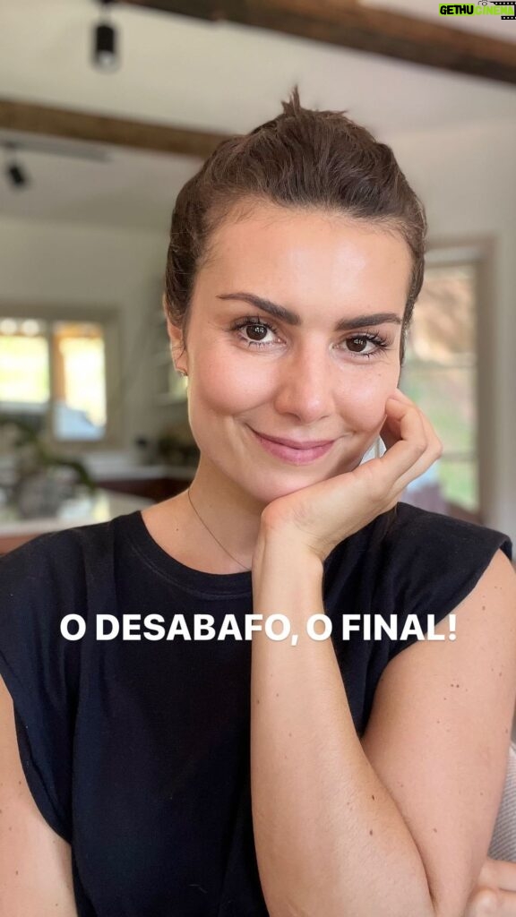 Nathalia Arcuri Instagram - O dia em que eu despertei e decidi mudar. É o último capítulo, mas o início de tudo. Quando eu dizia “na hora certa vocês vão saber o que aconteceu” era sobre esse último capítulo que eu estava falando. Eu escrevi essa mensagem lida no vídeo no dia 21 de fevereiro de 2023. Fui eu quem a escreveu mas era como se não tivesse saído da minha cabeça. As palavras falavam comigo me chamando para uma mudança radical, como se fosse o chamado a uma nova aventura no estilo Joseph Campbell. Tive medo de mudar tudo. Tive medo de perder tudo. E quando eu assumi que eu já tinha perdido, tudo ficou mais fácil. A leveza que eu tanto buscava já estava dentro de mim mas eu não tinha coragem de deixá-la tomar conta das minhas ações. Até que eu me rendi. Entreguei os pontos e comecei a viver a vida que eu queria de verdade. Comecei a viajar mais, dançar mais, cantar mais, curtir mais a vida, doar mais, impor mais limites, pegar mais leve e me desfiz de quase tudo que não fazia mais sentido pra minha vida, por mais apegada que eu estivesse àquelas certezas. Parei de comer carne, sai do dia a dia da minha própria empresa, terminei meu casamento, tirei pessoas que faziam mal ao meu negócio e não compartilhavam dos mesmos valores que eu, fiz novos amigos, me aproximei de pessoas que eu conhecia mas não tinha intimidade, me reapaixonei pelo meu negócio e por criar conteúdo, me enfiei em conselhos filantrópicos, passei a olhar mais nos olhos e menos nas telas. Neguei convites bacanas de pessoas legais mas que não cabem na minha vida. Parei de dar entrevistas pra quem eu não quero. Dei festas, pulei carnaval, beijei, me apaixonei e desapaixonei, comecei um livro novo, dirigi mil quilômetros sozinha, troquei de casa, virei amiga do meu ex e reforcei meus laços de amizade com as minhas irmãs e com os meus pais… surfei, caminhei, escalei. Visitei aldeias, chorei, me emocionei diante da beleza da natureza e da sabedoria dos povos originários. Continua nos comentários👇