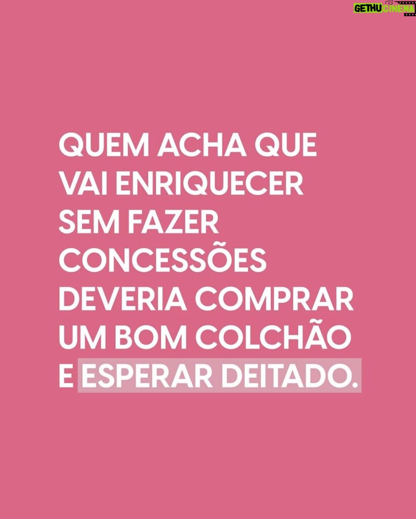 Nathalia Arcuri Instagram - Eu economizei no cafezinho (porque não me fazia falta ficar sem o expresso com a turma da TV e porque eu tomava 1 litro por dia pra aguentar a rotina e isso me levaria à falência). Eu economizei no papel higiênico (porque somando com todas as outras economias isso gerava uma eficiência gigante nos meus investimentos já que estamos falando de juros compostos e não de juros simples). Eu economizei na gasolina deixando pra abastecer sempre no posto mais barato (e de qualidade) do caminho. Eu perdi eventos familiares como aniversários da minha mãe, pai, irmãs, sobrinho pra fazer renda extra e trabalhar no final de semana e feriado. Eu perdi viradas do ano novo e natais (no plural) trabalhando no plantão da firma. Eu pedi demissão quatro vezes na minha vida por não compactuar com os valores das empresas onde eu estava. A diferença é que eu nunca enxerguei esses fatos como perdas. Cada economia, evento, pedido de demissão me aproximavam dos meus objetivos mais selvagens e eu sabia que eu era a única responsável pelos resultados que eu queria para a minha vida. E lembre-se, isso não vai durar a SUA vida inteira! Se você ainda não viu, tenho feito uma série de vídeos abrindo meu coração e contando dessa jornada de autodescoberta. Tem um destaque no perfil chamado: O desabafo! Domingo tem a parte FINAL dessa jornada. E por último: se você tem uma vida, cuide dela. E pode ter certeza que terá um monte de gente fazendo isso pra você também kkkkkk