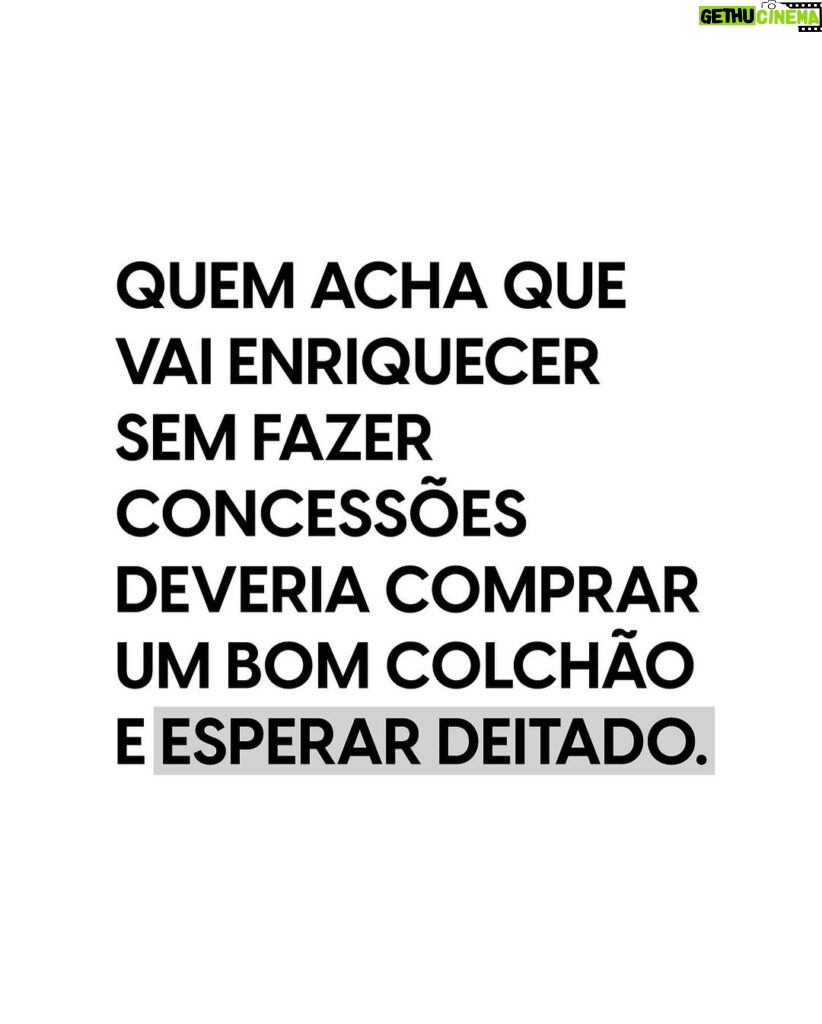 Nathalia Arcuri Instagram - Eu economizei no cafezinho (porque não me fazia falta ficar sem o expresso com a turma da TV e porque eu tomava 1 litro por dia pra aguentar a rotina e isso me levaria à falência). Eu economizei no papel higiênico (porque somando com todas as outras economias isso gerava uma eficiência gigante nos meus investimentos já que estamos falando de juros compostos e não de juros simples). Eu economizei na gasolina deixando pra abastecer sempre no posto mais barato (e de qualidade) do caminho. Eu perdi eventos familiares como aniversários da minha mãe, pai, irmãs, sobrinho pra fazer renda extra e trabalhar no final de semana e feriado. Eu perdi viradas do ano novo e natais (no plural) trabalhando no plantão da firma. Eu pedi demissão quatro vezes na minha vida por não compactuar com os valores das empresas onde eu estava. A diferença é que eu nunca enxerguei esses fatos como perdas. Cada economia, evento, pedido de demissão me aproximavam dos meus objetivos mais selvagens e eu sabia que eu era a única responsável pelos resultados que eu queria para a minha vida. E lembre-se, isso não vai durar a SUA vida inteira! Se você ainda não viu, tenho feito uma série de vídeos abrindo meu coração e contando dessa jornada de autodescoberta. Tem um destaque no perfil chamado: O desabafo! Domingo tem a parte FINAL dessa jornada. E por último: se você tem uma vida, cuide dela. E pode ter certeza que terá um monte de gente fazendo isso pra você também kkkkkk