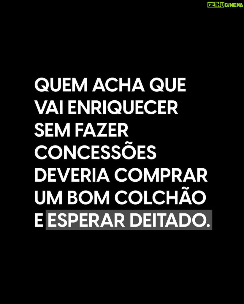 Nathalia Arcuri Instagram - Eu economizei no cafezinho (porque não me fazia falta ficar sem o expresso com a turma da TV e porque eu tomava 1 litro por dia pra aguentar a rotina e isso me levaria à falência). Eu economizei no papel higiênico (porque somando com todas as outras economias isso gerava uma eficiência gigante nos meus investimentos já que estamos falando de juros compostos e não de juros simples). Eu economizei na gasolina deixando pra abastecer sempre no posto mais barato (e de qualidade) do caminho. Eu perdi eventos familiares como aniversários da minha mãe, pai, irmãs, sobrinho pra fazer renda extra e trabalhar no final de semana e feriado. Eu perdi viradas do ano novo e natais (no plural) trabalhando no plantão da firma. Eu pedi demissão quatro vezes na minha vida por não compactuar com os valores das empresas onde eu estava. A diferença é que eu nunca enxerguei esses fatos como perdas. Cada economia, evento, pedido de demissão me aproximavam dos meus objetivos mais selvagens e eu sabia que eu era a única responsável pelos resultados que eu queria para a minha vida. E lembre-se, isso não vai durar a SUA vida inteira! Se você ainda não viu, tenho feito uma série de vídeos abrindo meu coração e contando dessa jornada de autodescoberta. Tem um destaque no perfil chamado: O desabafo! Domingo tem a parte FINAL dessa jornada. E por último: se você tem uma vida, cuide dela. E pode ter certeza que terá um monte de gente fazendo isso pra você também kkkkkk