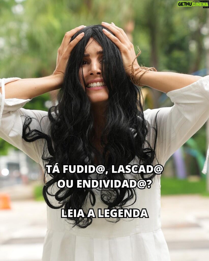 Nathalia Arcuri Instagram - Pensamentos intrusivos… mais conhecidos como a Samara que saiu do fundo do poço pra aterrorizar o seu bolso 🫠 MAS CALMA: existe luz no fim do túnel (ou do poço)! No próximo domingo (31/03) termina o prazo para o Programa Desenrola Brasil, uma iniciativa do Governo para ajudar você a limpar o seu nome através da renegociação de dívidas não pagas. Pra você participar, tem que seguir algumas regras: ✅Pessoa física com renda bruta mensal de até 2 (dois) salários-mínimos OU que estejam inscritos no Cadastro Único para Programas Sociais do Governo Federal (CadÚnico); ✅ O programa é válido para dívidas que tenham sido negativadas de 2019 a 2022; ✅ O valor das dívidas atualizado não pode ser maior do que R$20 mil. As negociações pelo site vão até dia 31/03. Mas até quinta-feira (28/03) você consegue renegociar diretamente nas agências dos Correios. Basta levar seus documentos pessoais e pagar uma tarifa de R$ 4,20! Quer entender melhor como esse programa pode ajudar você? Já clica no link da bio e vem ver comigo o vídeo que saiu no canal da Me Poupe! - com a ilustre participação da Samara. Não, isso não é uma PUBLI, é utilidade pública mesmo! E se você não tá fodid*, envia pra sua amiga ou amigo que tá devendo até as calças!