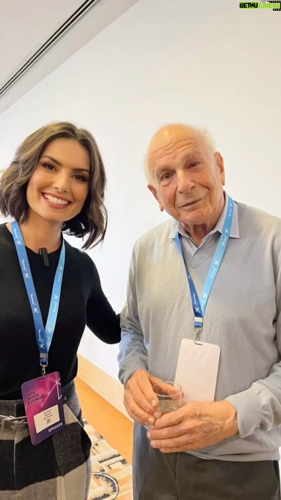 Nathalia Arcuri Instagram - Ele nos deixou hoje mas seu legado será eterno. Daniel Khanemann, ganhador do prêmio Nobel de economia, morreu hoje aos 90 anos. Pra mim, Khanemann é um como um astro do rock, uma dessas estrelas que surgem em raros eventos de alinhamento dos astros com potencial para criar legados que permanecem repercutindo na humanidade por séculos. Nesse dia do vídeo, em setembro de 2022, eu tive o privilégio de conversar, abraçar, tietar e ainda dividir com Khanemann o que eu acredito ser a próxima revolução das finanças pessoais: O uso de Inteligência artificial na colaboração para melhores decisões financeiras. E imagina a minha euforia quando ele confirmou a minha hipótese. Khanemann revolucionou a economia ao provar que ao contrário do que se pregava até então, nós não somos seres racionais e sim emocionais quando se trata de escolhas com o dinheiro. Autor de “Rápido e Devagar, duas formas de pensar” Khanemann foi um gigante que inspirou outros estudiosos e curiosos como eu, que graças aos seus rastros de sabedoria comprovada, posso atuar na prática para corrigir as falhas cognitivas que a teoria já confirmou. Foi uma honra dividir esse planeta na mesma época que você, professor. Obrigada por tudo.