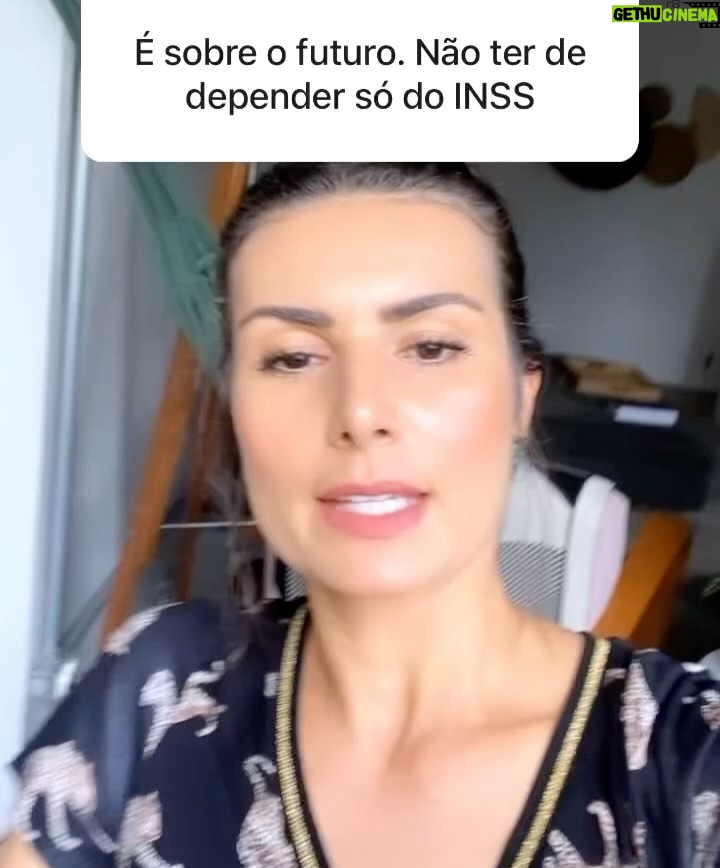 Nathalia Arcuri Instagram - Essa é uma chamada pra você pegar na minha mão e de outras tantas que já conhecem o paraíso da autonomia financeira. Ter conhecimento sobre o dinheiro, como ele pode trabalhar pra você, te libertar de amarras e transformar seu futuro é a chave pra viver uma vida mais leve e segura. O caminho nunca vai ser fácil, mas você pode começar por aqui, tomando consciência do que não está deixando você seguir e aprendendo como mudar esse cenário🫰 Agora falta MUITO pouco pra escola virtual da desfudência se tornar se tornar realidade com a missão de levar pra você educação financeira de qualidade do jeito mais leve, organizado e divertido possível. Vem aí, em ABRIL, o Me Poupe+💜