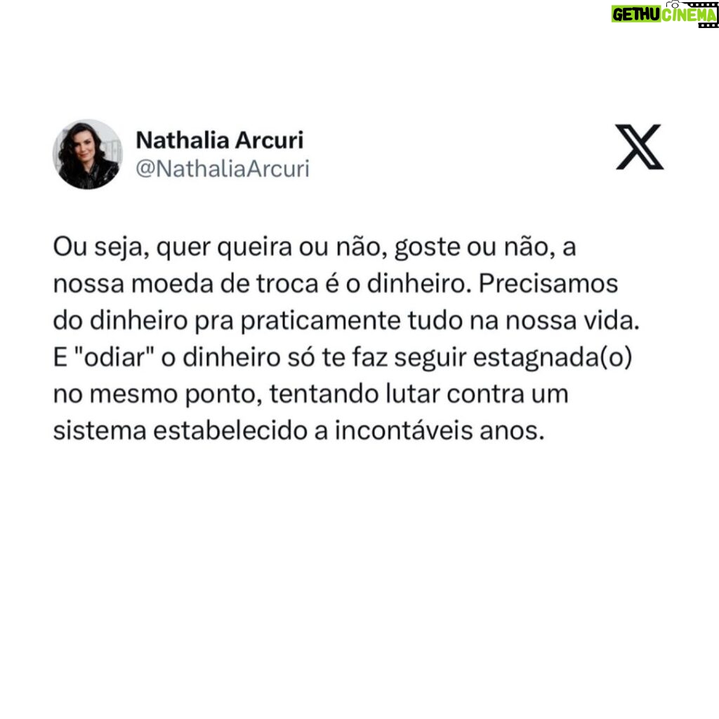 Nathalia Arcuri Instagram - A gente se acostuma a pensar o dinheiro na forma de carro, casa bacana, restaurantes legais, viagens pra fora do Brasil, boas faculdades, roupas e brinquedos para os filhos… como se qualquer privação fosse sinal de fracasso. Aí, por mérito ou muita sorte, a pessoa fica muito rica e de repente a vida dela deixa de fazer sentido. Os amigos se aproximam por interesse, os filhos têm tudo e não saem da aba da família, o dinheiro é abundante mas o tempo de qualidade é escasso e é aí que a pessoa descobre que era feliz e não sabia. Isso é mais comum do que você imagina. Quanto antes você souber o que te faz feliz mais simples será criar um plano de ação para ganhar, poupar, investir e usar o seu dinheiro de forma pragmática a seu favor e não contra você. ATENÇÃO: Eu não estou dizendo pra você deixar de planejar uma vida melhor e mais rica. É gostoso demais conquistar as coisas com o nosso esforço e melhor ainda quando o dinheiro trabalha mais que a gente. Mas antes de começar sua jornada rumo ao enriquecimento lícito pergunte-se: O que é felicidade pra mim e como eu vou o usar o dinheiro pra potencializá-la? As pessoas mais felizes que eu conheço não são as mais ricas, mas são as que sabem responder a essa pergunta. Se esse post te ajudou a pensar melhor em felicidade no Dia Internacional da Felicidade, manda pra alguém. Essa pessoa pode precisar disso agora.