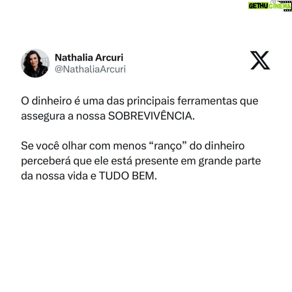 Nathalia Arcuri Instagram - A gente se acostuma a pensar o dinheiro na forma de carro, casa bacana, restaurantes legais, viagens pra fora do Brasil, boas faculdades, roupas e brinquedos para os filhos… como se qualquer privação fosse sinal de fracasso. Aí, por mérito ou muita sorte, a pessoa fica muito rica e de repente a vida dela deixa de fazer sentido. Os amigos se aproximam por interesse, os filhos têm tudo e não saem da aba da família, o dinheiro é abundante mas o tempo de qualidade é escasso e é aí que a pessoa descobre que era feliz e não sabia. Isso é mais comum do que você imagina. Quanto antes você souber o que te faz feliz mais simples será criar um plano de ação para ganhar, poupar, investir e usar o seu dinheiro de forma pragmática a seu favor e não contra você. ATENÇÃO: Eu não estou dizendo pra você deixar de planejar uma vida melhor e mais rica. É gostoso demais conquistar as coisas com o nosso esforço e melhor ainda quando o dinheiro trabalha mais que a gente. Mas antes de começar sua jornada rumo ao enriquecimento lícito pergunte-se: O que é felicidade pra mim e como eu vou o usar o dinheiro pra potencializá-la? As pessoas mais felizes que eu conheço não são as mais ricas, mas são as que sabem responder a essa pergunta. Se esse post te ajudou a pensar melhor em felicidade no Dia Internacional da Felicidade, manda pra alguém. Essa pessoa pode precisar disso agora.