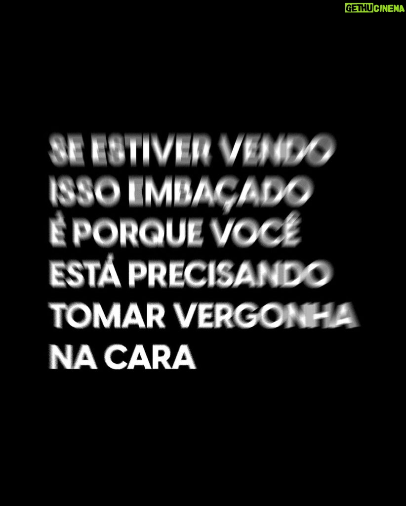 Nathalia Arcuri Instagram - PRA TIRAR AQUELE SONHO DO PAPEL! PRA FAZER AQUELA RENDA EXTRA! PRA COMEÇAR A INVESTIR! Tá, depois desse puxão de orelha, vem a Nath fofa: eu sei que não depende só de vergonha na cara. Investimento é um assunto sério, necessário e que precisa de muito estudo, mas o fator “vergonha na cara” é o primeiro passo pra você alcançar a sua autonomia financeira e realizar seus sonhos mais selvagens. Depois de ter tomado uma boa dose desse primeiro passo, agora é partir pra ação: 👉Conhecimento é poder. Comece separando um tempo do seu dia para estudar sobre finanças. Te desafio a ver 1 vídeo de 10 minutos por dia; 👉Aprenda a poupar. Poupar não é tirar o prazer da vida, mas é fazer escolhas inteligentes de onde colocar o seu dinheiro. Não tô dizendo pra você abrir mão do seu cafezinho ou do seu iFood vez ou outra. Mas não deixe que gastos que não são NECESSIDADE virem rotina pro seu bolso. 👉As metas são suas melhores amigas. Defina metas, por exemplo, se você quer viajar no final do ano, isso deve virar uma meta com prazo e investimentos mensais para acontecer; 👉Abra uma conta em uma corretora e comece a investir de pouquinho em pouquinho pra você ir entendendo como funciona, ver seu dinheiro rendendo. Inclusive tem um vídeo novo no canal, comparando Nubank, Inter e XP. Comece com pouco, mas comece! Seu “eu do amanhã” vai te agradecer. Agora marca aqui quem também tá precisando desse choque de “acorda, criatura” 🫨