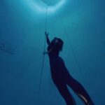 Nathalie Odzierejko Instagram - Merci pour vos incroyables retours sur mon documentaire « Retiens ton souffle ». Et un énorme merci à @arthurguerinboeri de m’avoir fait découvrir la plongée en apnée. Être initiée par l’un des meilleurs au monde est une grande chance. Son calme, son professionnalisme, sa pédagogie m’ont amenée à me dépasser et à lâcher complètement prise. C’est inoubliable comme sensation. Et merci au @cipafreediving de m’avoir accueillie pour une plongée dans le grand bleu. C’était terrifiant quand je l’ai découvert la première fois, puis en me concentrant pour calmer mes esprits j’ai réussi à faire quelque chose dont je n’aurais jamais pensé être capable. Tout ça c’est gravé dans ma tête à vie. Enfin merci à toute l’équipe qui a bossé sur ce projet, le résultat est fou. Je suis super heureuse. ( @davidfontao t’es tout simplement le sang ) Nice, France