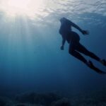 Nathalie Odzierejko Instagram - Merci pour vos incroyables retours sur mon documentaire « Retiens ton souffle ». Et un énorme merci à @arthurguerinboeri de m’avoir fait découvrir la plongée en apnée. Être initiée par l’un des meilleurs au monde est une grande chance. Son calme, son professionnalisme, sa pédagogie m’ont amenée à me dépasser et à lâcher complètement prise. C’est inoubliable comme sensation. Et merci au @cipafreediving de m’avoir accueillie pour une plongée dans le grand bleu. C’était terrifiant quand je l’ai découvert la première fois, puis en me concentrant pour calmer mes esprits j’ai réussi à faire quelque chose dont je n’aurais jamais pensé être capable. Tout ça c’est gravé dans ma tête à vie. Enfin merci à toute l’équipe qui a bossé sur ce projet, le résultat est fou. Je suis super heureuse. ( @davidfontao t’es tout simplement le sang ) Nice, France