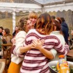 Nathalie Odzierejko Instagram - Nos amis Sarah et Robinson nous ont invité à fêter leurs « anniversaires » et en fait ils ont organisé leur mariage surprise! C’était magique même si les demoiselles d’honneur et les témoins étaient en mode schlag du coup! ( Première fois de ma vie que je suis demoiselle d’honneur d’ailleurs et je pensais pas que ce serait en crocs ). Je ne comprends toujours pas ce qu’il s’est passé, c’était fou mais je vous souhaite de nager dans le bonheur les amis, vous êtes magnifiques et ce moment est inoubliable ❤️