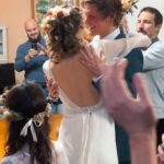 Nathalie Odzierejko Instagram - Nos amis Sarah et Robinson nous ont invité à fêter leurs « anniversaires » et en fait ils ont organisé leur mariage surprise! C’était magique même si les demoiselles d’honneur et les témoins étaient en mode schlag du coup! ( Première fois de ma vie que je suis demoiselle d’honneur d’ailleurs et je pensais pas que ce serait en crocs ). Je ne comprends toujours pas ce qu’il s’est passé, c’était fou mais je vous souhaite de nager dans le bonheur les amis, vous êtes magnifiques et ce moment est inoubliable ❤️