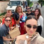Nathalie Odzierejko Instagram - C’était un bel été à la campagne🌻☀️☁️👋🏻 1: défilé Jacquemus dans les champs 2: rosé and golden hour 3: anniversaire de la plus belle 4: 100eme brocante de la saison 5: ma choupière 6: la dolce vita de Lola 7: Moulinex crew 8: 🧀🧁 9: en veiller