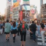 Nathalie Odzierejko Instagram - Vlog 2 du Japon en ligne 🇯🇵 Dans l’ordre: 1: qui vient se baigner avec moi? 2: Ursula qui lève un bras au milieu du plus gros passage piéton au monde 3: maneki-neko à gogo 4: le temple aux 10 000 tori 5: idée photo de ma mère 6: une cochonne en liberté 7: l’ange du cacao 8: un samouraï bancal 9: c’est moi qui l’ai fait 10: des barres, j’suis au sol. ( lien du vlog en bio ) Japan