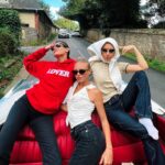 Nathalie Odzierejko Instagram - Entre tapis rouge et sortie moto en gang, ce we à Deauville était improbable 🏍️✨ Merci les copains de la @villaschweppes pour l’invitation et ces souvenirs dingo! 𝘊𝘰𝘭𝘭𝘢𝘣𝘰𝘳𝘢𝘵𝘪𝘰𝘯 𝘯𝘰𝘯 𝘳𝘦́𝘮𝘶𝘯𝘦́𝘳𝘦́𝘦 Deauville, France