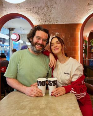 Nathalie Odzierejko Instagram - J’ai ouvert un coffee shop ET un salon de coiffure !
Bienvenue chez @mousse.paris 🫧
Je suis tellement heureuse de vous en parler enfin. Ça fait un an qu’on travaille dessus en secret 🤗
Merci à mon incroyable team de m’accompagner dans cette nouvelle aventure et un énorme big up à @aurelienbertrand sans qui ce projet n’aurait jamais existé ! ( et merci à @axel_en_vrai qui me fait rire pour les photos )
Nb: la dernière photo c’est ma mère qui tape une sieste dans le bac à shampooing. Normal.