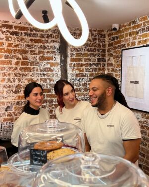 Nathalie Odzierejko Instagram - J’ai ouvert un coffee shop ET un salon de coiffure !
Bienvenue chez @mousse.paris 🫧
Je suis tellement heureuse de vous en parler enfin. Ça fait un an qu’on travaille dessus en secret 🤗
Merci à mon incroyable team de m’accompagner dans cette nouvelle aventure et un énorme big up à @aurelienbertrand sans qui ce projet n’aurait jamais existé ! ( et merci à @axel_en_vrai qui me fait rire pour les photos )
Nb: la dernière photo c’est ma mère qui tape une sieste dans le bac à shampooing. Normal.