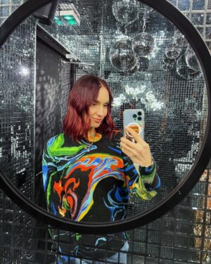 Nathalie Odzierejko Instagram - J’ai ouvert un coffee shop ET un salon de coiffure !
Bienvenue chez @mousse.paris 🫧
Je suis tellement heureuse de vous en parler enfin. Ça fait un an qu’on travaille dessus en secret 🤗
Merci à mon incroyable team de m’accompagner dans cette nouvelle aventure et un énorme big up à @aurelienbertrand sans qui ce projet n’aurait jamais existé ! ( et merci à @axel_en_vrai qui me fait rire pour les photos )
Nb: la dernière photo c’est ma mère qui tape une sieste dans le bac à shampooing. Normal.