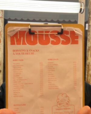 Nathalie Odzierejko Instagram - J’ai ouvert un coffee shop ET un salon de coiffure !
Bienvenue chez @mousse.paris 🫧
Je suis tellement heureuse de vous en parler enfin. Ça fait un an qu’on travaille dessus en secret 🤗
Merci à mon incroyable team de m’accompagner dans cette nouvelle aventure et un énorme big up à @aurelienbertrand sans qui ce projet n’aurait jamais existé ! ( et merci à @axel_en_vrai qui me fait rire pour les photos )
Nb: la dernière photo c’est ma mère qui tape une sieste dans le bac à shampooing. Normal.