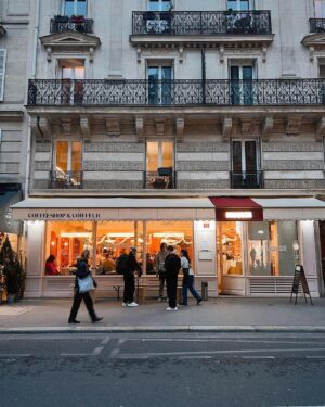 Nathalie Odzierejko Instagram - J’ai ouvert un coffee shop ET un salon de coiffure !
Bienvenue chez @mousse.paris 🫧
Je suis tellement heureuse de vous en parler enfin. Ça fait un an qu’on travaille dessus en secret 🤗
Merci à mon incroyable team de m’accompagner dans cette nouvelle aventure et un énorme big up à @aurelienbertrand sans qui ce projet n’aurait jamais existé ! ( et merci à @axel_en_vrai qui me fait rire pour les photos )
Nb: la dernière photo c’est ma mère qui tape une sieste dans le bac à shampooing. Normal.