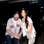 Natti Natasha Instagram - Hoy conocí a lo más grande que ha dado mi tierra como artista, músico y compositor @juanluisguerra . Que honor darle la mano al maestro. Crecí viendo todas estas personas triunfar y me honra ser parte de esta cultura DOMINICANA y representarla con Orgullo, Amor y RESPETO. Arriba los Latinos y los Domiii🇩🇴 @mlb @mlbdominicana