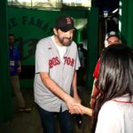 Natti Natasha Instagram - Hoy conocí a lo más grande que ha dado mi tierra como artista, músico y compositor @juanluisguerra . Que honor darle la mano al maestro. Crecí viendo todas estas personas triunfar y me honra ser parte de esta cultura DOMINICANA y representarla con Orgullo, Amor y RESPETO. Arriba los Latinos y los Domiii🇩🇴 @mlb @mlbdominicana