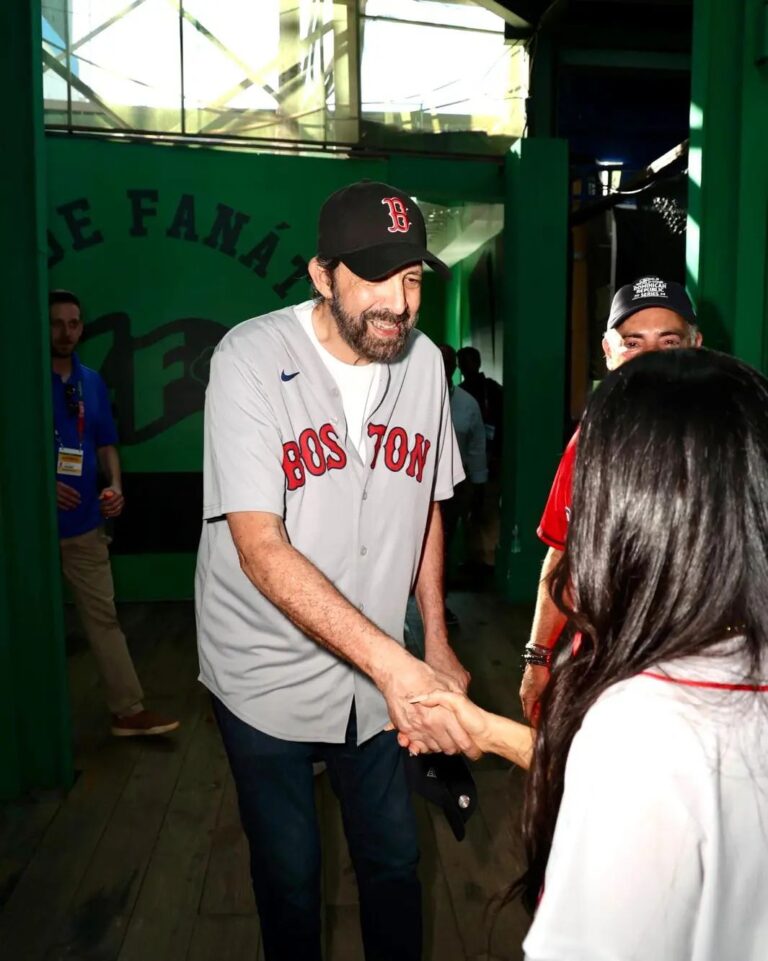 Natti Natasha Instagram - Hoy conocí a lo más grande que ha dado mi tierra como artista, músico y compositor @juanluisguerra . Que honor darle la mano al maestro. Crecí viendo todas estas personas triunfar y me honra ser parte de esta cultura DOMINICANA y representarla con Orgullo, Amor y RESPETO. Arriba los Latinos y los Domiii🇩🇴 @mlb @mlbdominicana