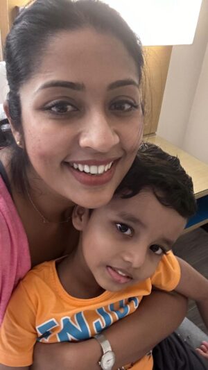 Navya Nair Instagram - കിടിലം കണ്ട് എന്നെ സ്നേഹിക്കുന്ന ചക്കരക്കുട്ടൻ.. 
Daksh .. 

It gave me immense happiness to see his love .. Unconditional love ❤️❤️❤️
Thanking universe for this pure love .. 

Thank u Dr lakshmi venugopal for bringing him to me ❤️❤️

#kidilamboy #kidilamdakshuttan #cinemagivessuchhappiness 
#thankyoukidilam