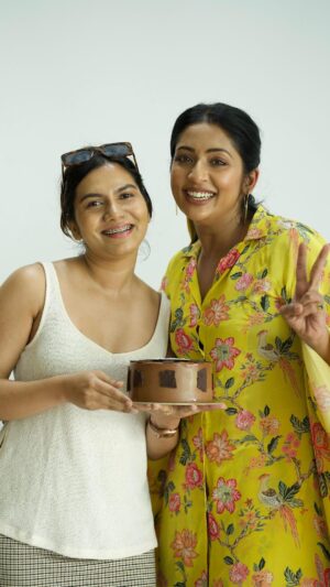 Navya Nair Instagram - Ohhhh actingggg !!!! 

Thank you so much @rn.rakhi fir bringing out the best in me , for giving me confidence and inspiring me to be experimental …  Curious and excited like a kid is the best thing i have noticed in you .. always be like the kid as you are .. 

Also thanx a lot for teaching me poses 🤣
When all i know is the typical 4 poses 🤭🤭🤭

I cant bliv that just in one year 150 looks , oruthee , farmfed ads , kidilam , kerala can and many more to go ❤️❤️❤️
And thanx fr my favourite @marscake ummma …