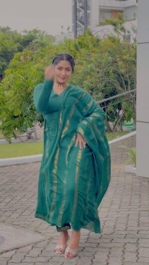 Navya Nair Instagram - I am mine.
Before I am ever anyone else’s.

Styled @rn.rakhi 
Wearing @alka.hari 
Jewellery @adorebypriyanka 
MUA @makeupby_nami_