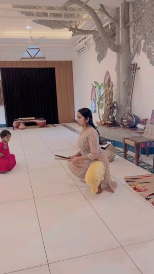 Navya Nair Instagram - Mandi adavu … kids most not favourite adavu 🤣🤣🤣

When i turn up fr the class , 

Oh god , she is going to make us do mandi adavu kinda look , i jus love it 🫣🫣🫣

@maathangibynavya 
@bharatanatyam 
Video : @m_oony___ 
@_aswathymurali__