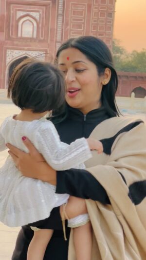 Navya Nair Instagram - ഇടക്കൊരു ദുരനുഭവം ഉണ്ടായ ശേഷം പഴയപോലെ കുട്ടികളെ എടുത്ത് കൊഞ്ചിക്കാറില്ലായിരുന്നു.. എന്റെ തന്നെ കുടുംബത്തിലെ കുട്ടിയായിരുന്നു , പുറത്തുവളർന്നതുകൊണ്ട് അവളുടെവർത്തമാനം ഇംഗ്ലീഷും മലയാളവും കുഴകുഴഞ്ഞു കേൾക്കാൻ നല്ല രസമായിരുന്നു .. അവൾക്കെന്നെ ഇഷ്ടമായി ഞങ്ങൾ കുറെ കുശലങ്ങൾ പറഞ്ഞു.. പോരുന്നനേരം അവൾക്കൊരു ഉമ്മ കൊടുത്തു കവിളിലും നെറ്റിയിലും ചുണ്ടിലും , ക്ഷുഭിതയായ അവളുടെ അമ്മ , Din I tell you not to kiss like this with strangers ? എന്ന് കുട്ടിയോട് , ഒരു നിമിഷം ഞാൻ സ്തബ്ദയായിപ്പോയി , അവളുടെ അച്ഛനും ഞാനും ഒരു വീട്ടിൽ ഉണ്ടും ഉറങ്ങിയും വളർന്നവരാണ് , രക്തബന്ധം ഉള്ളവരാണ് .. എന്റെ കണ്ണുകൾ നിറഞ്ഞു ഒന്നും പറയാതെ വിടവാങ്ങി , അതിന് ശേഷം കുഞ്ഞുങ്ങളോടുള്ള അമിതസ്നേഹപ്രകടനത്തിനൊരു ഇളവ് വരുത്തി , പക്ഷേ ഇവൾ എന്നെ വശീകരിച്ചു താജ് മെഹലോളം തന്നെ .. 
got her name @amaal_inarah 

NB : പേരറിയാത്ത മാതാപിതാക്കളെ ഞാൻ അവളെ വാരിപ്പുണരുമ്പോ നിങ്ങളുടെ മുഖത്ത് കണ്ട ആ സന്തോഷം എന്നെ ധന്യയാക്കി .. വാവേ നിന്റെ പെരുച്ചൊയ്ചു എങ്കിലും ഈ ആന്റിമറന്നു , കാണുകയാണെങ്കിൽ കമന്റ് ബോക്സിൽ ഇടണം , അതുവരെ ഇവളെ മാലാഖ എന്ന് വിളിക്കട്ടെ..