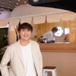 Nawat Phumphothingam Instagram - โดนเพื่อนรักลากเข้ามาทำ Taste Challenge ตามหากาแฟแก้วโปรดของ GUESS THE BOSS แบบไม่ทันตั้งตัว พอได้ลองดื่มกาแฟแก้วที่ชอบสุดก็รุ้สึกว้าวมากกกกก ไม่นึกว่ากาแฟพร้อมดื่มจะกลมกล่อมและหอมมากกกกก เพราะ BOSS COFFEE ใช้กรรมวิธี Flash Brew สกัดร้อนและล็อกเย็นเทคนิคเฉพาะของญี่ปุ่นด้วย อยากให้ทุกคนได้ลองแล้วจะติดใจแบบผมแน่นอน 🤩 👉🏻 ติดตามรายละเอียด GUESS THE BOSS คาราวาน ได้ที่ Facebook: Boss Coffee Thailand หรือลองชิมด้วยตัวเอง ได้ที่ 7-Eleven และห้างสรรพสินค้าใกล้บ้านคุณ #GUESSTHEBOSS #บอสคอฟฟี่ #แบรนด์กาแฟพร้อมดื่มอันดับหนึ่งในญี่ปุ่น