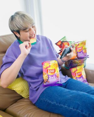 Nawat Phumphothingam Instagram - Lazy Sunday กับ Lay’s อร่อยๆ พร้อมดูหนังเรื่องโปรด เป็น 3 อย่างที่รวมกันแล้วลงตัว ไม่อยากไปไหน☺️ 

ตอนนี้ติดทั้งซีรีส์ ติดทั้ง เลย์ 3 in 1 ป๊อปคอร์นมิกซ์ ที่รวม 3 ความป๊อปไว้ในซองเดียว ทั้ง รสคาราเมล เชดด้าชีส และ บัตเตอร์ อร่อยฟินเหมือนยกโรงหนังมาไว้ที่บ้าน ส่วนใครสาย แซ่บเค้าก็มีรสแซลม่อนแซ่บซี๊ด อร่อยจี๊ดแบบพลาดไม่ได้ จะกินเดี่ยวหรือกิน 3 รส พร้อมกัน ก็อร่อย!

รีบไปซื้อมากินแล้วฟินติดจอไปด้วยกันนะครับ ✨ 

#เลย์3in1 #อร่อยฟินกินติดจอ