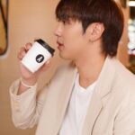 Nawat Phumphothingam Instagram - โดนเพื่อนรักลากเข้ามาทำ Taste Challenge ตามหากาแฟแก้วโปรดของ GUESS THE BOSS แบบไม่ทันตั้งตัว พอได้ลองดื่มกาแฟแก้วที่ชอบสุดก็รุ้สึกว้าวมากกกกก ไม่นึกว่ากาแฟพร้อมดื่มจะกลมกล่อมและหอมมากกกกก เพราะ BOSS COFFEE ใช้กรรมวิธี Flash Brew สกัดร้อนและล็อกเย็นเทคนิคเฉพาะของญี่ปุ่นด้วย อยากให้ทุกคนได้ลองแล้วจะติดใจแบบผมแน่นอน 🤩 👉🏻 ติดตามรายละเอียด GUESS THE BOSS คาราวาน ได้ที่ Facebook: Boss Coffee Thailand หรือลองชิมด้วยตัวเอง ได้ที่ 7-Eleven และห้างสรรพสินค้าใกล้บ้านคุณ #GUESSTHEBOSS #บอสคอฟฟี่ #แบรนด์กาแฟพร้อมดื่มอันดับหนึ่งในญี่ปุ่น