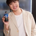Nawat Phumphothingam Instagram - โดนเพื่อนรักลากเข้ามาทำ Taste Challenge ตามหากาแฟแก้วโปรดของ GUESS THE BOSS แบบไม่ทันตั้งตัว พอได้ลองดื่มกาแฟแก้วที่ชอบสุดก็รุ้สึกว้าวมากกกกก ไม่นึกว่ากาแฟพร้อมดื่มจะกลมกล่อมและหอมมากกกกก เพราะ BOSS COFFEE ใช้กรรมวิธี Flash Brew สกัดร้อนและล็อกเย็นเทคนิคเฉพาะของญี่ปุ่นด้วย อยากให้ทุกคนได้ลองแล้วจะติดใจแบบผมแน่นอน 🤩 👉🏻 ติดตามรายละเอียด GUESS THE BOSS คาราวาน ได้ที่ Facebook: Boss Coffee Thailand หรือลองชิมด้วยตัวเอง ได้ที่ 7-Eleven และห้างสรรพสินค้าใกล้บ้านคุณ #GUESSTHEBOSS #บอสคอฟฟี่ #แบรนด์กาแฟพร้อมดื่มอันดับหนึ่งในญี่ปุ่น