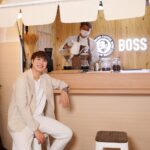 Nawat Phumphothingam Instagram - โดนเพื่อนรักลากเข้ามาทำ Taste Challenge ตามหากาแฟแก้วโปรดของ GUESS THE BOSS แบบไม่ทันตั้งตัว พอได้ลองดื่มกาแฟแก้วที่ชอบสุดก็รุ้สึกว้าวมากกกกก ไม่นึกว่ากาแฟพร้อมดื่มจะกลมกล่อมและหอมมากกกกก เพราะ BOSS COFFEE ใช้กรรมวิธี Flash Brew สกัดร้อนและล็อกเย็นเทคนิคเฉพาะของญี่ปุ่นด้วย อยากให้ทุกคนได้ลองแล้วจะติดใจแบบผมแน่นอน 🤩 👉🏻 ติดตามรายละเอียด GUESS THE BOSS คาราวาน ได้ที่ Facebook: Boss Coffee Thailand หรือลองชิมด้วยตัวเอง ได้ที่ 7-Eleven และห้างสรรพสินค้าใกล้บ้านคุณ #GUESSTHEBOSS #บอสคอฟฟี่ #แบรนด์กาแฟพร้อมดื่มอันดับหนึ่งในญี่ปุ่น