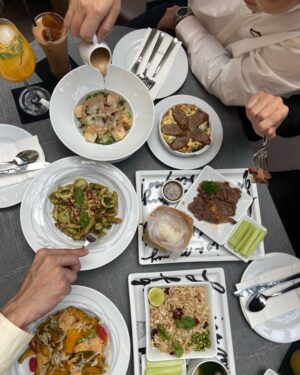 Nawat Phumphothingam Instagram - Hound's Course คอร์สพิเศษที่รวบรวมเมนู Signature และ เมนูยอดฮิตตลอดกาลของร้าน Greyhound Café มาจัดคอร์สให้อร่อยได้ทุกวัน

#GreyhoundCafe
#houndscourse