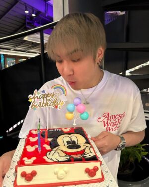 Nawat Phumphothingam Instagram - 28 ถือว่าแก่ยัง 🎂😙🤙🏻
