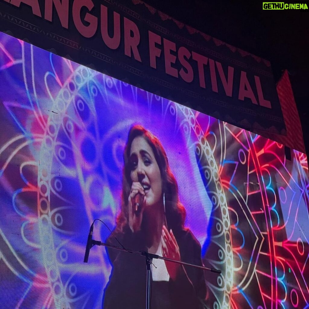 Neeti Mohan Instagram - Singing to a crowd of 18000+ is nothing but a Dream! Thank you #BongaiGaon @glf.festival @spectal.management for such a beautiful evening. Falling in love with #Assam more and more 😍 Bongaigaon, Assam