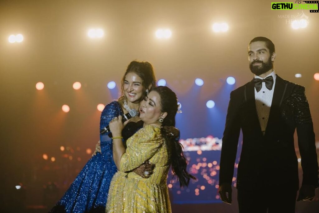 Neeti Mohan Instagram - Sangeet night done right 😎 Grateful to our friends, family and guests… Aap logo ne Raunak laga di 💥 Thank you @ayushmannk @tahirakashyap @aakritiahuja Varushki for lighting up the evening . Varushka’s performance was the highlight of the evening for me! Thanks Ayush for singing and making our family drool over you yet again ♥ @bharti.laughterqueen you are the funniest and the cutest. We ADORE you. Logon ka hass hass ke pait mein dard ho gaya. We missed you Golla and Harsh 🙌😘 The Dashing Savaria @salmanyusuffkhan and elegant Faiza 😘😘 The most punctual and loving guest @anumalikmusic ji we love you 🫡🌹 #KunalKoMiliMukti