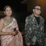Neeti Mohan Instagram - When the god comes himself to bless the family 🥹🙏🏼 Thank you @arrahman sir for taking out the time and coming all the way for the wedding celebrations @muktimohan @whokunalthakur Felt so complete when blessings came straight from the guru himself 🙌 Family members went a little berserk seeing you though 😂 Thank you for 8563628384 selfies 🙈 @mohanshakti @nihaarpandya @themadeinheaven #KunalKoMiliMukti