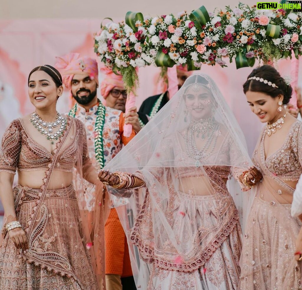 Neeti Mohan Instagram - Overjoyed and Beyond Grateful for such an auspicious occasion in our family. Papa had to miss our wedding due to health reasons but this time, in his presence the wedding felt complete. Thank you God for this 🙏🏼🥹 We feel blessed, as with folded hands we welcome Thakur Family in our lives. Welcome home @whokunalthakur 🌹🫶🏻 Ab tum bhi Mohana gaye ho! Golu! our choti bacchi @muktimohan wishing you a lifetime of happiness, prosperity and love ❤ Sabka khayaal rakhna aur apna sabse zyaada. Mud ke na dekho Dilbaro 😥 #KunalKoMiliMukti Thank you for capturing these precious moments @themadeinheaven 🫶🏻