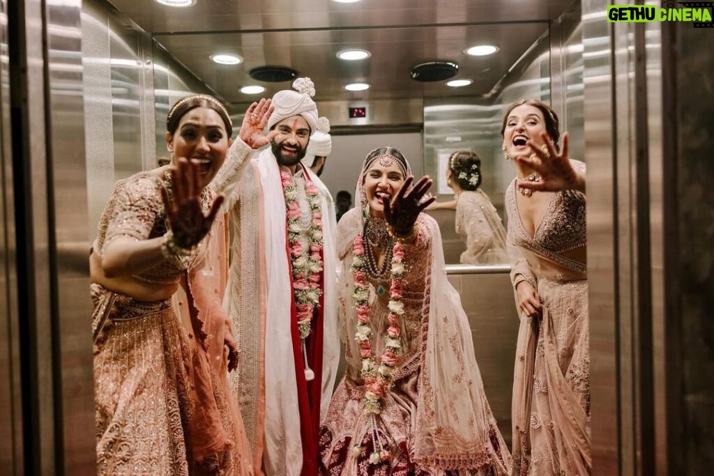 Neeti Mohan Instagram - BRB…. @muktimohan @whokunalthakur just got married ♾❤ #KunalKoMiliMukti