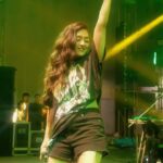 Neeti Mohan Instagram - A magical night of Music & Moves🥁💃🏻🎸 #MohanSistersLive @amit_thosar @shubhamdancer @mohansisterslive @guptameghal @amrutaraut1221 @tanishaprasad @killachoc_famouscrew @agnihotri_ishita999 @yash.l.amin @lockboi_shubhu @ritickasjalan @rasilaravariamua @jagtap721 #MSL Kolkata