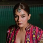 Neeti Mohan Instagram - Before 🎤📸 👀 Styling @shreyandurjastyle Outfit @anishashettyofficial Jewellery @kushalsfashionjewellery Glam @ritickasjalan 📸 @rahatmakhani Udaipur, Rajasthan