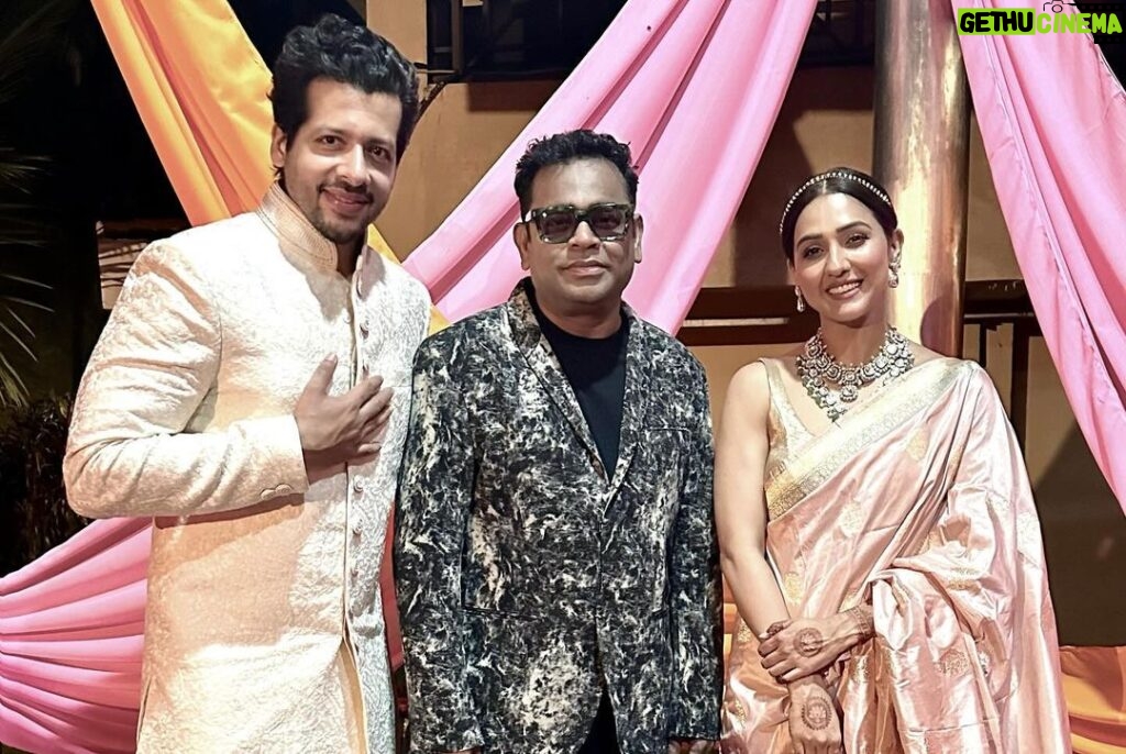 Neeti Mohan Instagram - When the god comes himself to bless the family 🥹🙏🏼 Thank you @arrahman sir for taking out the time and coming all the way for the wedding celebrations @muktimohan @whokunalthakur Felt so complete when blessings came straight from the guru himself 🙌 Family members went a little berserk seeing you though 😂 Thank you for 8563628384 selfies 🙈 @mohanshakti @nihaarpandya @themadeinheaven #KunalKoMiliMukti