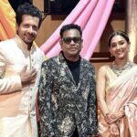 Neeti Mohan Instagram - When the god comes himself to bless the family 🥹🙏🏼 Thank you @arrahman sir for taking out the time and coming all the way for the wedding celebrations @muktimohan @whokunalthakur Felt so complete when blessings came straight from the guru himself 🙌 Family members went a little berserk seeing you though 😂 Thank you for 8563628384 selfies 🙈 @mohanshakti @nihaarpandya @themadeinheaven #KunalKoMiliMukti