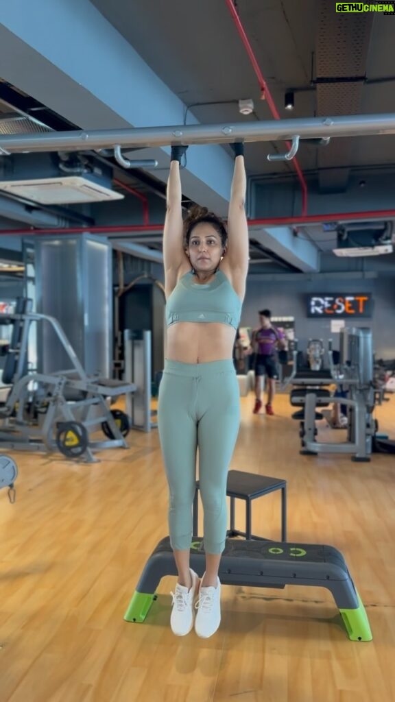 Neeti Mohan Instagram - Fitting into my shaadi lehenga but after a lot of this 🤪 #FitMom 💪 #Pilates #Bodhi #Motr #Workout #Yoga #functionaltraining #WeightTraining